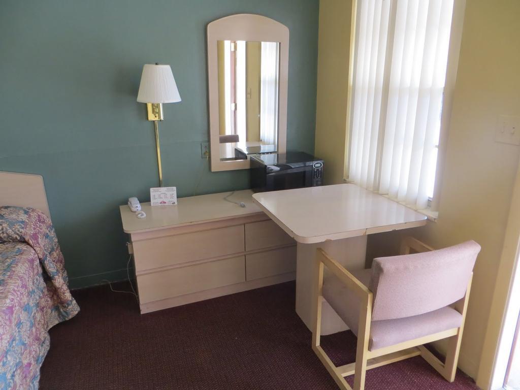 Travelers Inn Okeechobee Rum bild