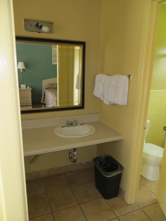 Travelers Inn Okeechobee Rum bild